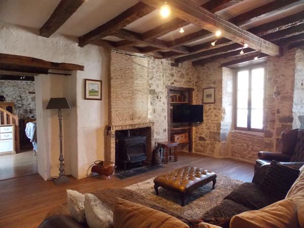 Superbe maison de ville rénovée et spacieuse de 4 chambres à Rochechouart avec cour Rochechouart