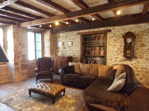 Superbe maison de ville rénovée et spacieuse de 4 chambres à Rochechouart avec cour Rochechouart