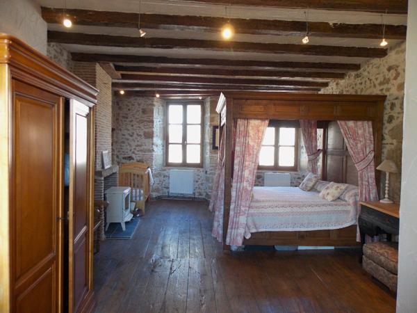 Superbe maison de ville rénovée et spacieuse de 4 chambres à Rochechouart avec cour Rochechouart
