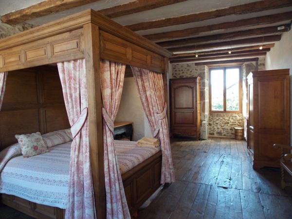 Superbe maison de ville rénovée et spacieuse de 4 chambres à Rochechouart avec cour Rochechouart