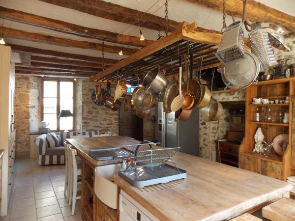 Superbe maison de ville rénovée et spacieuse de 4 chambres à Rochechouart avec cour Rochechouart