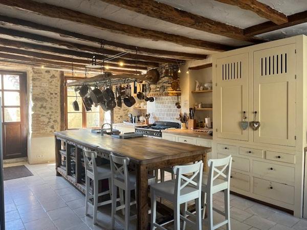 Superbe maison de ville rénovée et spacieuse de 4 chambres à Rochechouart avec cour Rochechouart