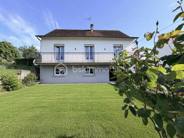 Magnac-Bourg - Lotissement du Grand Chêne - Maison de 1977 de 103 m2 élevée sur sous-sol semi enterré, comprenant au rez-de-jardin : Entrée,  séjour double avec balcon, cuisine équipée et aménagée avec accès à une véranda, une chambre avec balcon coté rue et une chambre avec rangement coté jardin, une salle d'eau,  WC séparé. Au sous-sol garage avec porte motorisée, deux pièces en enfilade dont une avec un point d'eau, WC et cave. Terrain autour de 671 m2.
Chauffage et production eau chaude par chaudière fuel, assainissement tout-à-l'égout.

*Les plus : Commerces pharmacie, boulangerie, boucherie, tabac presse, intermarché à moins de 3 minutes en voiture. Air de jeux du lotissement à 30 mètres de la maison (City parc et court de tennis). LES COMBLES DE 85m2 AU SOL sont entièrement aménageables !