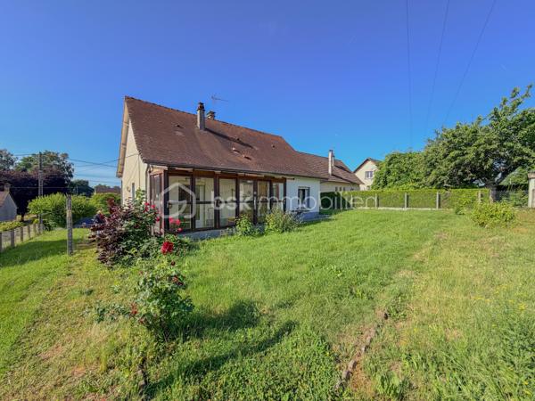 Magnac-Bourg - Lotissement du Grand Chêne - Maison de 1977 de 103 m2 élevée sur sous-sol semi enterré, comprenant au rez-de-jardin : Entrée,  séjour double avec balcon, cuisine équipée et aménagée avec accès à une véranda, une chambre avec balcon coté rue et une chambre avec rangement coté jardin, une salle d'eau,  WC séparé. Au sous-sol garage avec porte motorisée, deux pièces en enfilade dont une avec un point d'eau, WC et cave. Terrain autour de 671 m2.
Chauffage et production eau chaude par chaudière fuel, assainissement tout-à-l'égout.

*Les plus : Commerces pharmacie, boulangerie, boucherie, tabac presse, intermarché à moins de 3 minutes en voiture. Air de jeux du lotissement à 30 mètres de la maison (City parc et court de tennis). LES COMBLES DE 85m2 AU SOL sont entièrement aménageables !