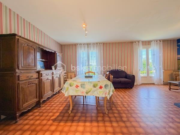 Magnac-Bourg - Lotissement du Grand Chêne - Maison de 1977 de 103 m2 élevée sur sous-sol semi enterré, comprenant au rez-de-jardin : Entrée,  séjour double avec balcon, cuisine équipée et aménagée avec accès à une véranda, une chambre avec balcon coté rue et une chambre avec rangement coté jardin, une salle d'eau,  WC séparé. Au sous-sol garage avec porte motorisée, deux pièces en enfilade dont une avec un point d'eau, WC et cave. Terrain autour de 671 m2.
Chauffage et production eau chaude par chaudière fuel, assainissement tout-à-l'égout.

*Les plus : Commerces pharmacie, boulangerie, boucherie, tabac presse, intermarché à moins de 3 minutes en voiture. Air de jeux du lotissement à 30 mètres de la maison (City parc et court de tennis). LES COMBLES DE 85m2 AU SOL sont entièrement aménageables !
