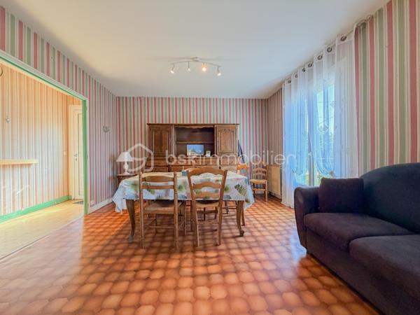 Magnac-Bourg - Lotissement du Grand Chêne - Maison de 1977 de 103 m2 élevée sur sous-sol semi enterré, comprenant au rez-de-jardin : Entrée,  séjour double avec balcon, cuisine équipée et aménagée avec accès à une véranda, une chambre avec balcon coté rue et une chambre avec rangement coté jardin, une salle d'eau,  WC séparé. Au sous-sol garage avec porte motorisée, deux pièces en enfilade dont une avec un point d'eau, WC et cave. Terrain autour de 671 m2.
Chauffage et production eau chaude par chaudière fuel, assainissement tout-à-l'égout.

*Les plus : Commerces pharmacie, boulangerie, boucherie, tabac presse, intermarché à moins de 3 minutes en voiture. Air de jeux du lotissement à 30 mètres de la maison (City parc et court de tennis). LES COMBLES DE 85m2 AU SOL sont entièrement aménageables !