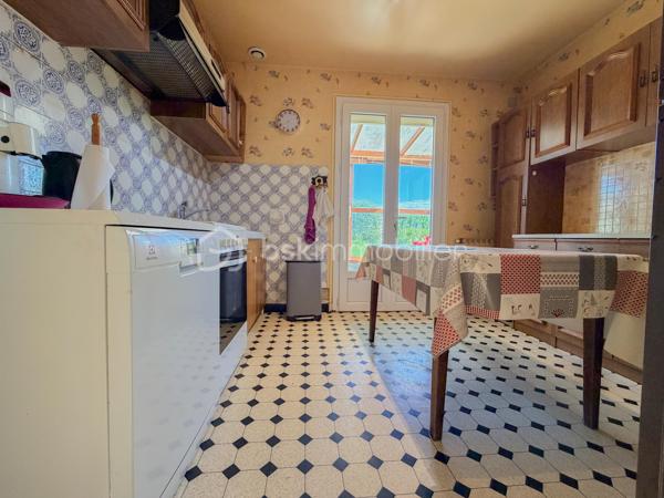 Magnac-Bourg - Lotissement du Grand Chêne - Maison de 1977 de 103 m2 élevée sur sous-sol semi enterré, comprenant au rez-de-jardin : Entrée,  séjour double avec balcon, cuisine équipée et aménagée avec accès à une véranda, une chambre avec balcon coté rue et une chambre avec rangement coté jardin, une salle d'eau,  WC séparé. Au sous-sol garage avec porte motorisée, deux pièces en enfilade dont une avec un point d'eau, WC et cave. Terrain autour de 671 m2.
Chauffage et production eau chaude par chaudière fuel, assainissement tout-à-l'égout.

*Les plus : Commerces pharmacie, boulangerie, boucherie, tabac presse, intermarché à moins de 3 minutes en voiture. Air de jeux du lotissement à 30 mètres de la maison (City parc et court de tennis). LES COMBLES DE 85m2 AU SOL sont entièrement aménageables !