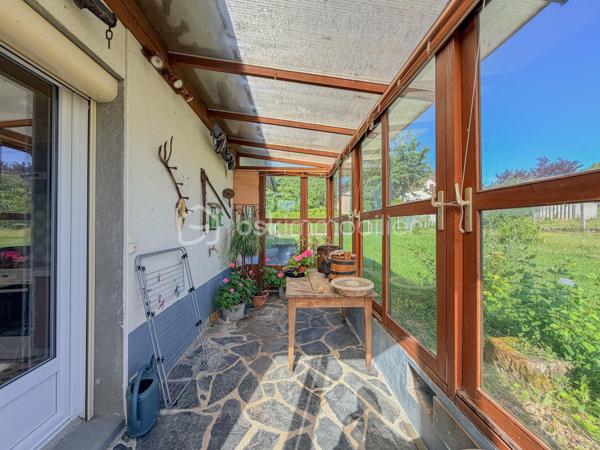 Magnac-Bourg - Lotissement du Grand Chêne - Maison de 1977 de 103 m2 élevée sur sous-sol semi enterré, comprenant au rez-de-jardin : Entrée,  séjour double avec balcon, cuisine équipée et aménagée avec accès à une véranda, une chambre avec balcon coté rue et une chambre avec rangement coté jardin, une salle d'eau,  WC séparé. Au sous-sol garage avec porte motorisée, deux pièces en enfilade dont une avec un point d'eau, WC et cave. Terrain autour de 671 m2.
Chauffage et production eau chaude par chaudière fuel, assainissement tout-à-l'égout.

*Les plus : Commerces pharmacie, boulangerie, boucherie, tabac presse, intermarché à moins de 3 minutes en voiture. Air de jeux du lotissement à 30 mètres de la maison (City parc et court de tennis). LES COMBLES DE 85m2 AU SOL sont entièrement aménageables !