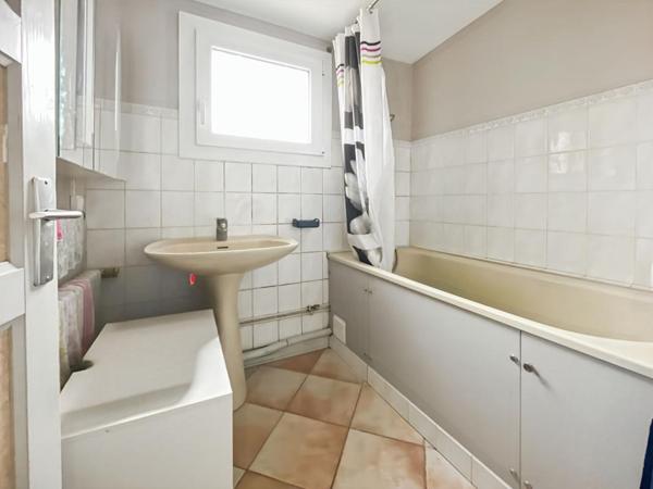 Arbois (39) - Maison mitoyenne - 82 m2 - 3 chambres - Jardin 630 m2