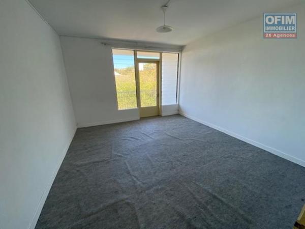 A louer appartement F3 sur la résidence OZOUX bas de la rivière à Saint Denis.