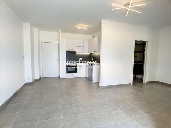 Plaisir gare : Appartement 2 pièces de 50 m²  avec cave et parking