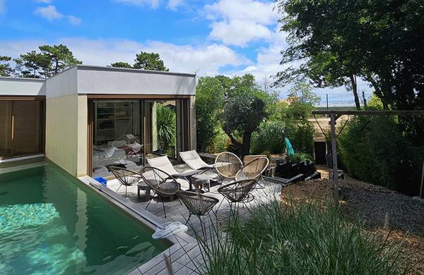 Cap Ferret, 2ème ligne, accès direct à la plage, jolie villa d’architecte de 120 m2 habitable, en prise directe avec le bassin, piscine et parking privé