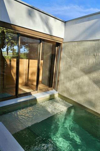 Cap Ferret, 2ème ligne, accès direct à la plage, jolie villa d’architecte de 120 m2 habitable, en prise directe avec le bassin, piscine et parking privé