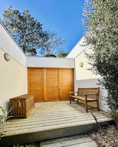Cap Ferret, 2ème ligne, accès direct à la plage, jolie villa d’architecte de 120 m2 habitable, en prise directe avec le bassin, piscine et parking privé