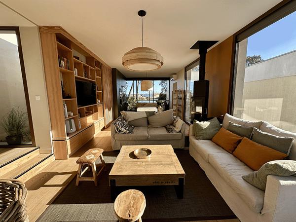 Cap Ferret, 2ème ligne, accès direct à la plage, jolie villa d’architecte de 120 m2 habitable, en prise directe avec le bassin, piscine et parking privé