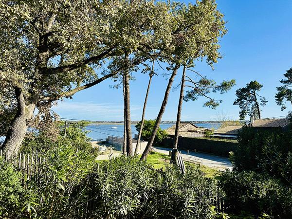 Cap Ferret, 2ème ligne, accès direct à la plage, jolie villa d’architecte de 120 m2 habitable, en prise directe avec le bassin, piscine et parking privé