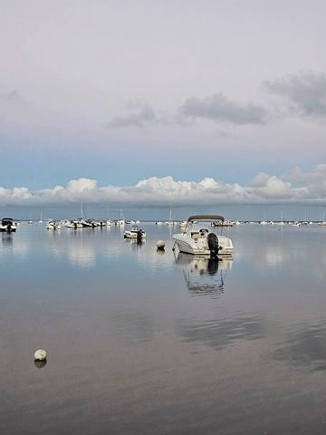 Cap Ferret, 2ème ligne, accès direct à la plage, jolie villa d’architecte de 120 m2 habitable, en prise directe avec le bassin, piscine et parking privé