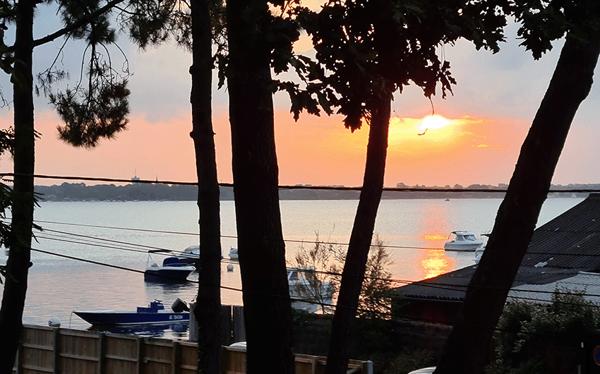 Cap Ferret, 2ème ligne, accès direct à la plage, jolie villa d’architecte de 120 m2 habitable, en prise directe avec le bassin, piscine et parking privé