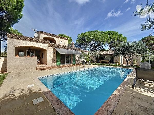 Vidauban, une villa avec piscine, pool house et garage aménagé en studio.