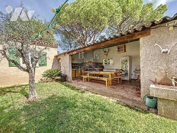 Vidauban, une villa avec piscine, pool house et garage aménagé en studio.