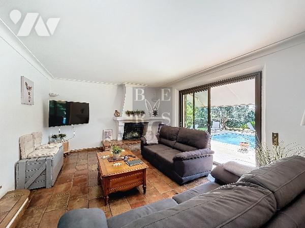 Vidauban, une villa avec piscine, pool house et garage aménagé en studio.