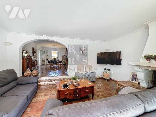 Vidauban, une villa avec piscine, pool house et garage aménagé en studio.