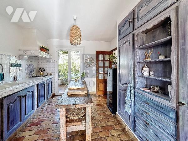 Vidauban, une villa avec piscine, pool house et garage aménagé en studio.