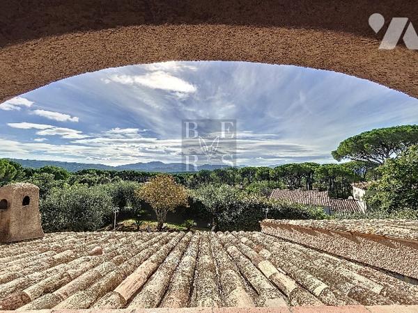 Vidauban, une villa avec piscine, pool house et garage aménagé en studio.