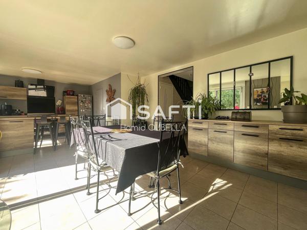 Maison de 112m2 sur un terrain de 479m2, 4 chambres, suite parentale de plain-pied, garage et jardin.