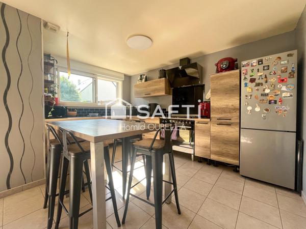 Maison de 112m2 sur un terrain de 479m2, 4 chambres, suite parentale de plain-pied, garage et jardin.