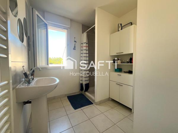 Maison de 112m2 sur un terrain de 479m2, 4 chambres, suite parentale de plain-pied, garage et jardin.
