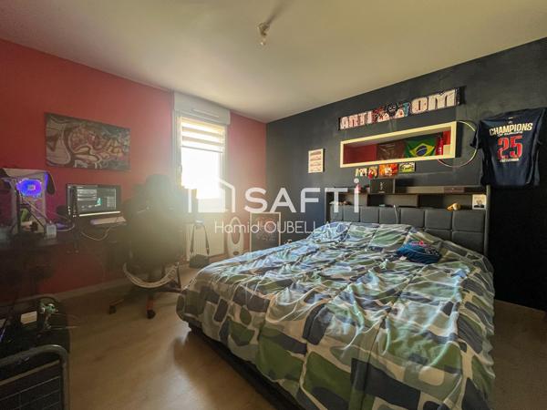 Maison de 112m2 sur un terrain de 479m2, 4 chambres, suite parentale de plain-pied, garage et jardin.