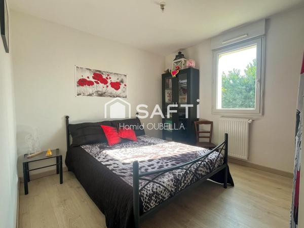 Maison de 112m2 sur un terrain de 479m2, 4 chambres, suite parentale de plain-pied, garage et jardin.
