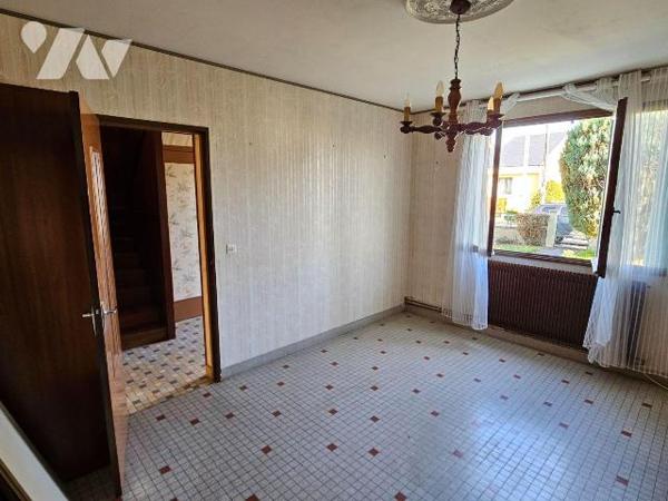 Une maison de ville avec garage et jardin comprenant :
- rez-de-chaussée : entrée, séjour, cui...