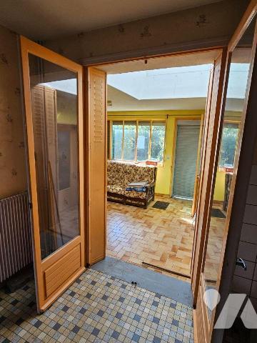 Une maison de ville avec garage et jardin comprenant :
- rez-de-chaussée : entrée, séjour, cui...