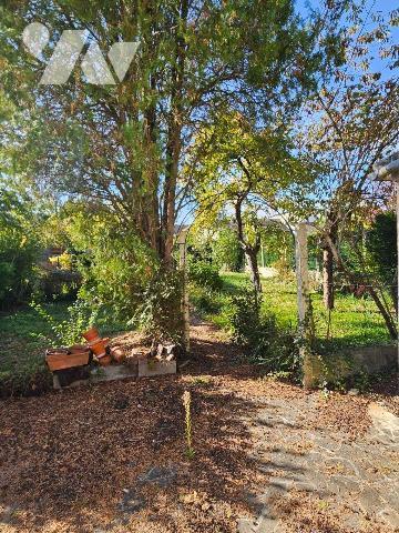 Une maison de ville avec garage et jardin comprenant :
- rez-de-chaussée : entrée, séjour, cui...