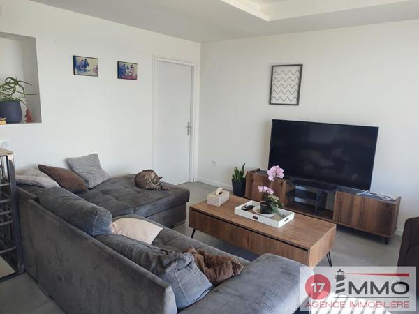 Bâtiment avec Appartement T4 + 4 Garages en zone artisanale Saint Vivien