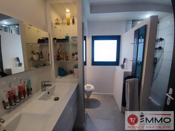 Bâtiment avec Appartement T4 + 4 Garages en zone artisanale Saint Vivien