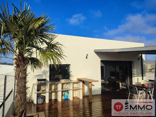 Bâtiment avec Appartement T4 + 4 Garages en zone artisanale Saint Vivien