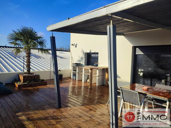 Bâtiment avec Appartement T4 + 4 Garages en zone artisanale Saint Vivien