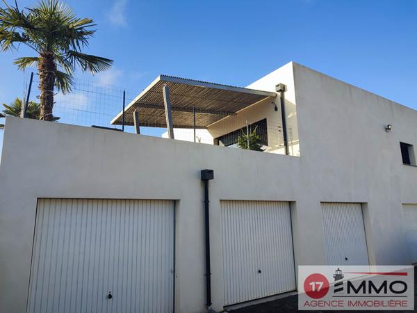 Bâtiment avec Appartement T4 + 4 Garages en zone artisanale Saint Vivien