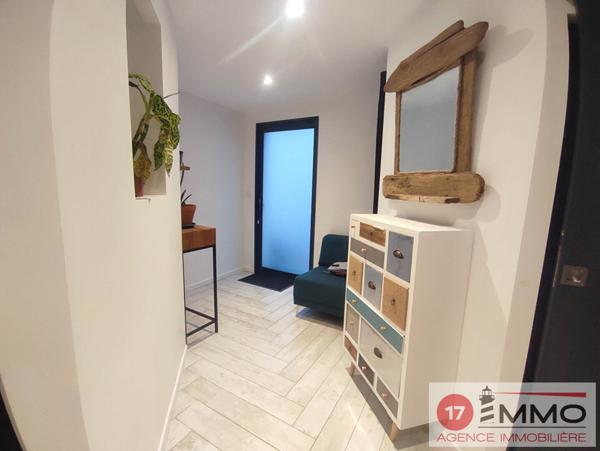 Bâtiment avec Appartement T4 + 4 Garages en zone artisanale Saint Vivien