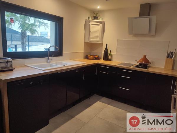 Bâtiment avec Appartement T4 + 4 Garages en zone artisanale Saint Vivien