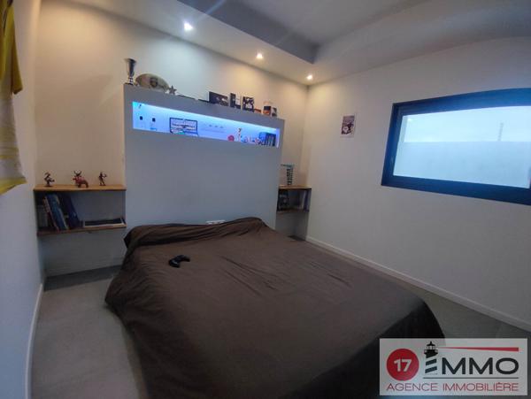 Bâtiment avec Appartement T4 + 4 Garages en zone artisanale Saint Vivien