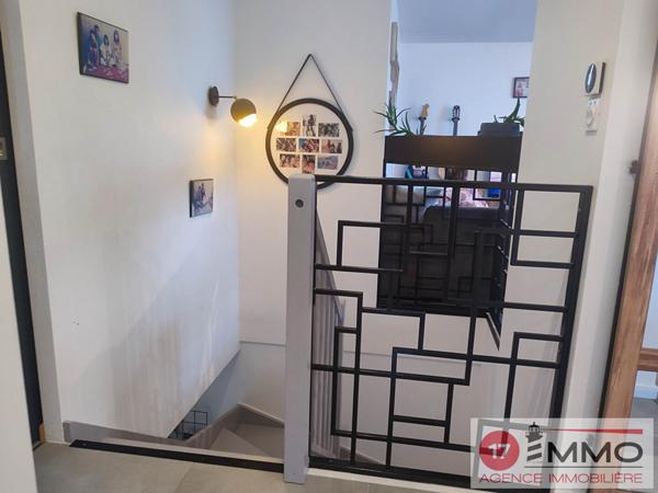 Bâtiment avec Appartement T4 + 4 Garages en zone artisanale Saint Vivien