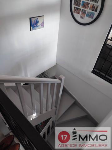 Bâtiment avec Appartement T4 + 4 Garages en zone artisanale Saint Vivien