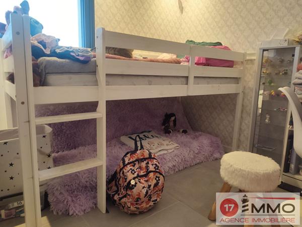 Bâtiment avec Appartement T4 + 4 Garages en zone artisanale Saint Vivien