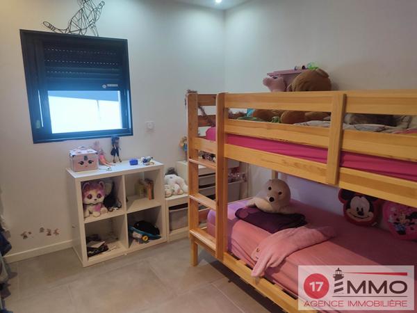 Bâtiment avec Appartement T4 + 4 Garages en zone artisanale Saint Vivien