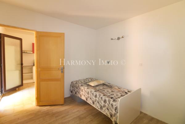 Appartement en rez de jardin au calme à Porto avec terrasse.