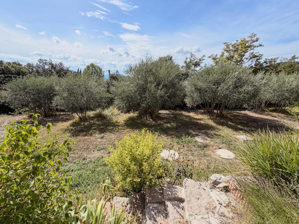 Villa de plain-pied avec vue dégagée et terrain piscinable à Rians